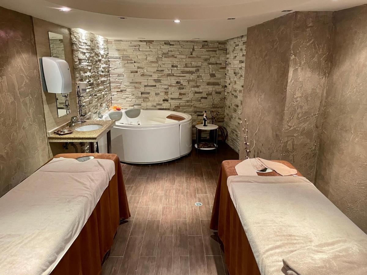 Ground Floor 2-Bedrooms, 2-Bathrooms Apartment Near Bansko In A Complex With Pools And Spa Included 拉兹洛格 外观 照片